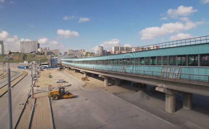 Метрополитен меняет стекла на эстакаде метромоста