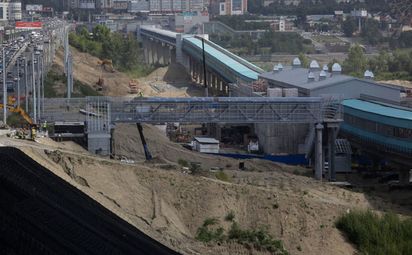 На переходе к станции «Спортивная» начали монтаж крыши и стен из стекла