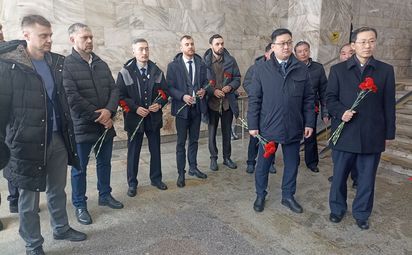 Корейские дипломаты возложили цветы к мемориальной доске в метро