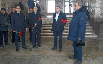 Корейские дипломаты возложили цветы к мемориальной доске в метро