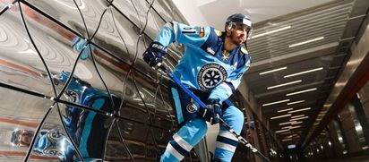 Хоккеист в форме был замечен на станции метро «Спортивная»