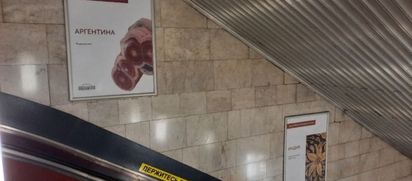 На стенах Новосибирского метрополитена можно увидеть музейные экспонаты