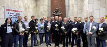 Возложили цветы к бюсту А.И. Покрышкина