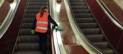 Влажная уборка в метро. Фоторепортаж.