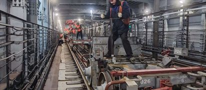 Новосибирский метрополитен заменил рельсы на метромосту