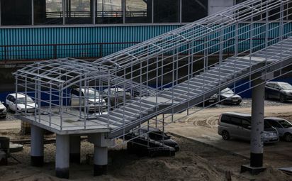 На переходе к станции «Спортивная» начали монтаж крыши и стен из стекла