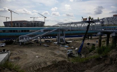 На переходе к станции «Спортивная» начали монтаж крыши и стен из стекла