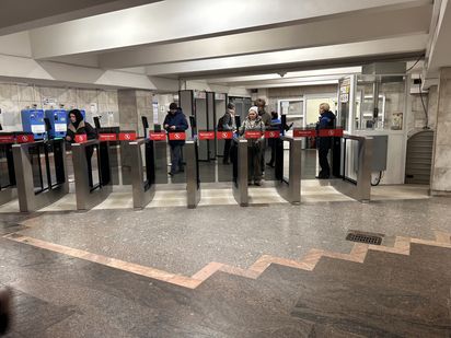 «Октябрьская» встречает пассажиров турникетами нового поколения