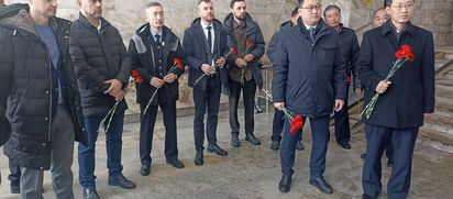 Корейские дипломаты возложили цветы к мемориальной доске в метро