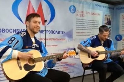 Хоккеисты «Сибири» спели в метро
