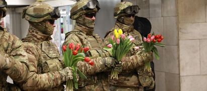 Военные поздравили женщин с 8 марта в метро