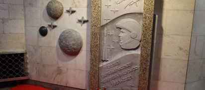 Барельеф в честь Юрия Гагарина открыли на «Гагаринской»